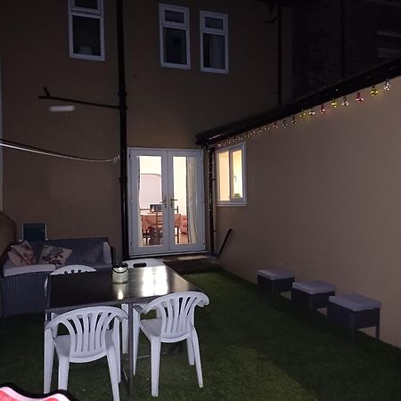 Large Countryside Home Tow Law Экстерьер фото